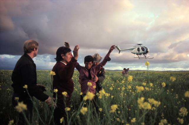 Immagine - Rif.: LUCCAdigitalPHOTOFest 2008 > Mexicans arrested while trying to cross the border to United states. Mexico. 1979. Copyright Alex WEBB