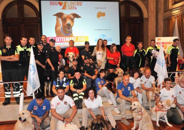 Immagine = Didascalia foto: < I cani eroi premiati dall'on. Michela Vittoria Brambilla in occasione del Dog Lovers' day 2016 > - Rif.: DOG LOVERS DAY, LON. BRAMBILLA PREMIA I CANI EROI DEL TERREMOTO - 24.09.2016 // Rif.: michelavittoriabrambilla.it -- Leidaa, Lega Italiana Difesa Animali e Ambiente, segreteria@leidaa.info, www.leidaa.info