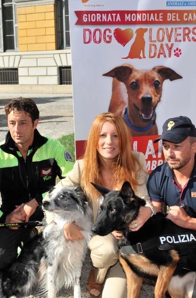 Immagine = Didascalia foto: < l'on.Michela Vittoria Brambilla presidente della Lega Italiana Difesa Animali e Ambiente con i cani Mur e Savana che hanno partecipato alle operazioni di soccorso durante il terremoto (Mur ha ancora una zampa ferita e Savana ha contribuito ad individuare una bambina viva) > - Rif.: DOG LOVERS DAY, LON. BRAMBILLA PREMIA I CANI EROI DEL TERREMOTO - 24.09.2016 // Rif.: michelavittoriabrambilla.it -- Leidaa, Lega Italiana Difesa Animali e Ambiente, segreteria@leidaa.info, www.leidaa.info