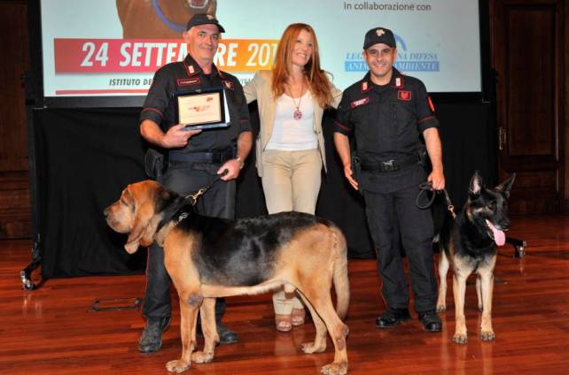 Immagine = Didascalia foto: < l'on. Michela Vittoria Brambilla premia il comando dei Carabinieri di Firenze con i cani Grimm e Giove > - Rif.: DOG LOVERS DAY, LON. BRAMBILLA PREMIA I CANI EROI DEL TERREMOTO - 24.09.2016 // Rif.: michelavittoriabrambilla.it -- Leidaa, Lega Italiana Difesa Animali e Ambiente, segreteria@leidaa.info, www.leidaa.info