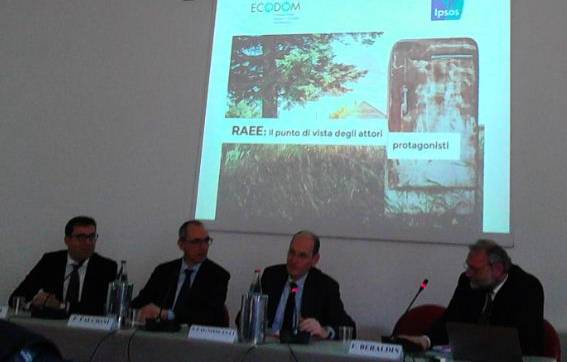 Immagine - Rif.: «RAEE: il punto di vista degli attori protagonisti» - «Ecodom e IPSOS presentano i risultati di un'indagine che svela cosa pensano i Produttori di Apparecchiature Elettriche ed Elettroniche del Sistema di gestione dei Rifiuti Elettrici ed Elettronici e dei propri Sistemi Collettivi»
== Presentazione 18 Febbraio 2016, Milano.
== Rif.: ECODOM - Consorzio Italiano Recupero e Riciclaggio Elettrodomestici - www.ecodom.it