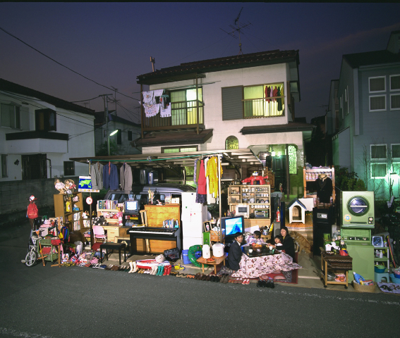 Immagine - Rif. "Siamo tutti minatori"  ==> 01 - Peter Menzel, "Tutti gli oggetti della famiglia Ukita davanti alla loro casa", Tokio, 1994 / Foto Peter Menzel/Grazia Neri