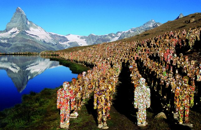 Immagine - Rif. "Siamo tutti minatori"  ==> 05 - Thomas Hoepker, 1000 uomini di spazzatura, installazione dell'artista tedesco Ha Schult, Lago Stelli, Zermatt, Svizzera, 2003 / Foto Magnum/Contrasto